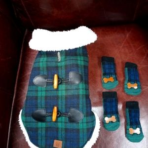 Dog sweater and booties good condition fits dogs 16lbs and under